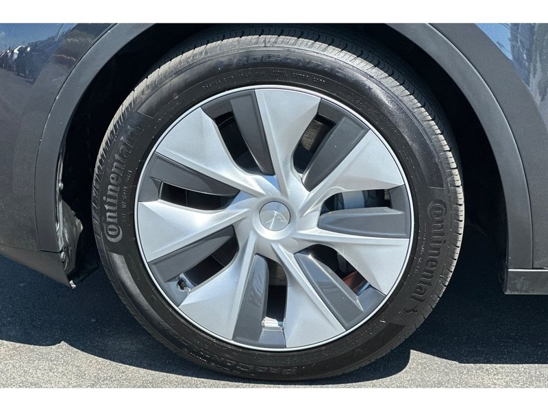 Tesla Model Y Vehicle Full-screen Gallery Image 32
