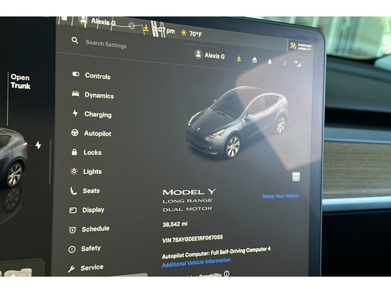 Tesla Model Y Vehicle Full-screen Gallery Image 34