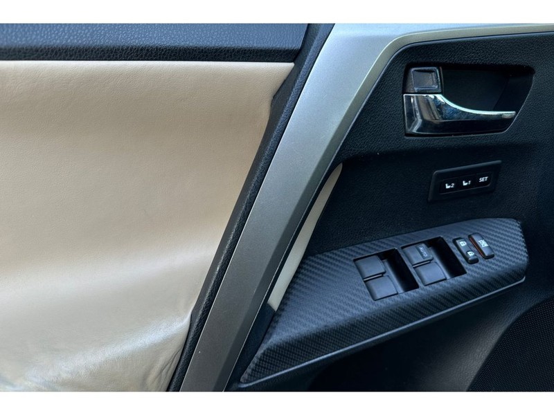 Toyota RAV4 Vehicle Full-screen Gallery Image 11