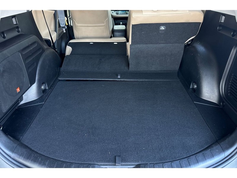 Toyota RAV4 Vehicle Full-screen Gallery Image 16