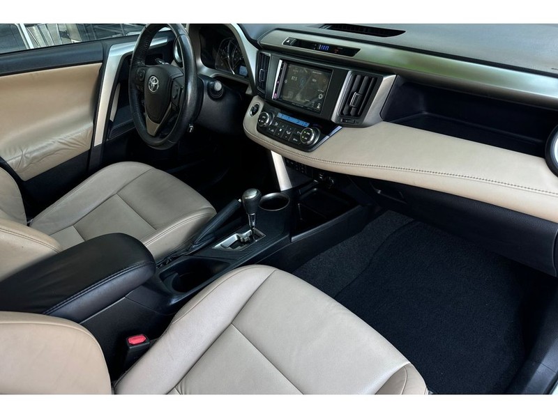 Toyota RAV4 Vehicle Full-screen Gallery Image 17