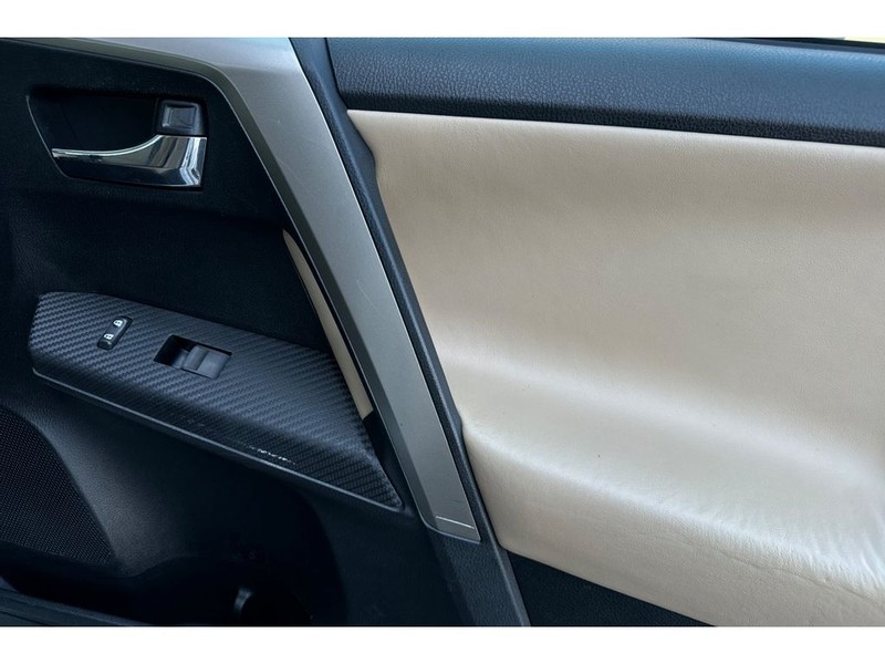 Toyota RAV4 Vehicle Full-screen Gallery Image 18