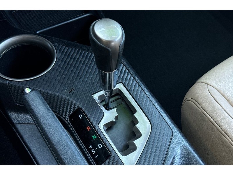 Toyota RAV4 Vehicle Full-screen Gallery Image 21