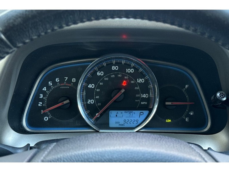 Toyota RAV4 Vehicle Full-screen Gallery Image 26