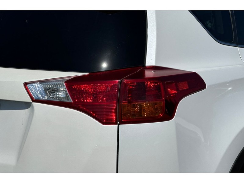 Toyota RAV4 Vehicle Full-screen Gallery Image 30