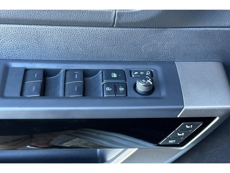 Toyota Tundra Vehicle Full-screen Gallery Image 12