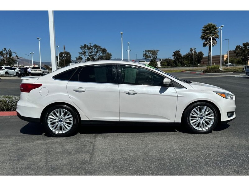 Ford Focus Vehicle Full-screen Gallery Image 03