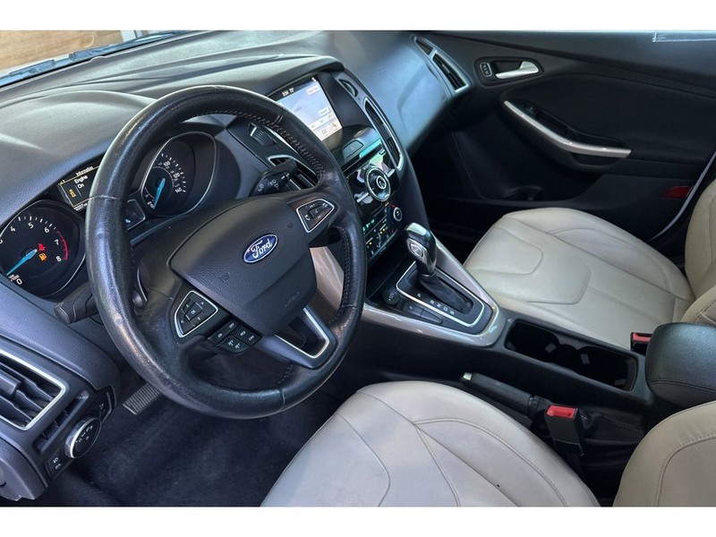 Ford Focus Vehicle Full-screen Gallery Image 10