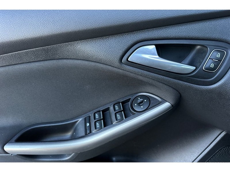 Ford Focus Vehicle Full-screen Gallery Image 11