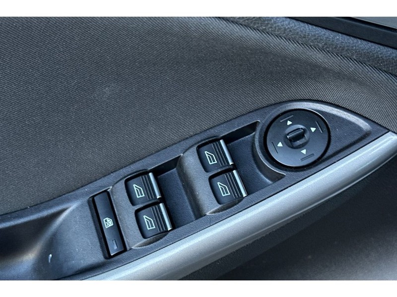 Ford Focus Vehicle Full-screen Gallery Image 12
