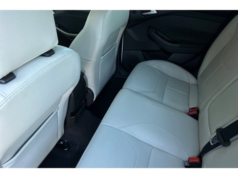 Ford Focus Vehicle Full-screen Gallery Image 13