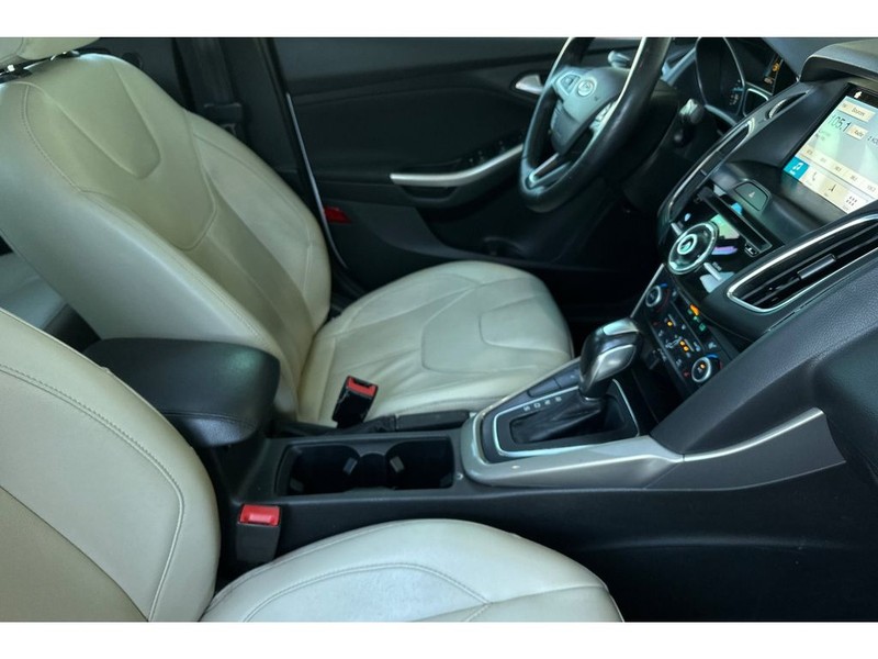 Ford Focus Vehicle Full-screen Gallery Image 16