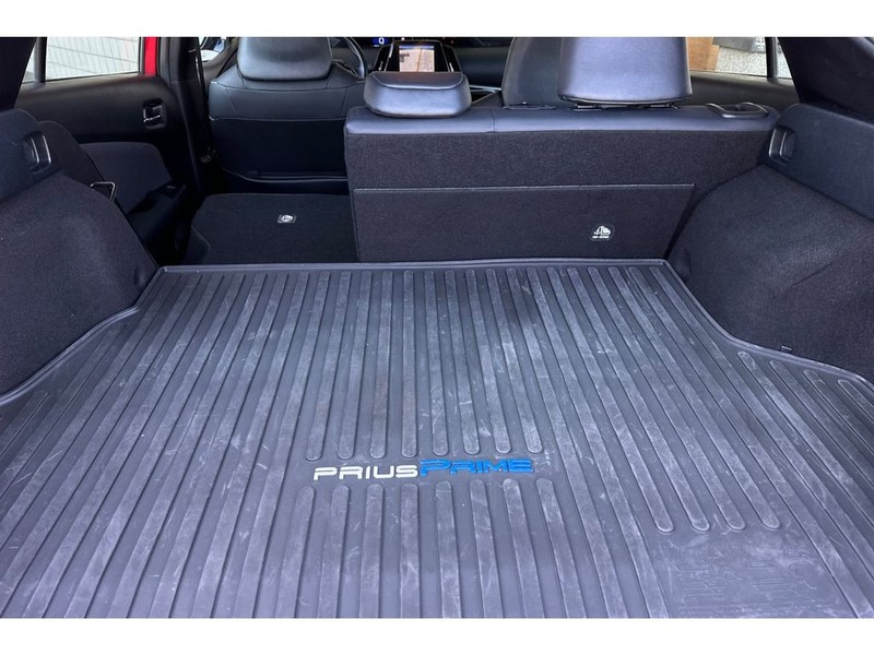 Toyota Prius Prime Vehicle Full-screen Gallery Image 16
