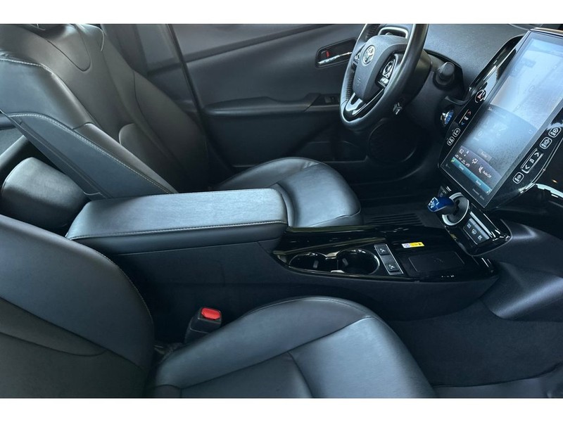 Toyota Prius Prime Vehicle Full-screen Gallery Image 17