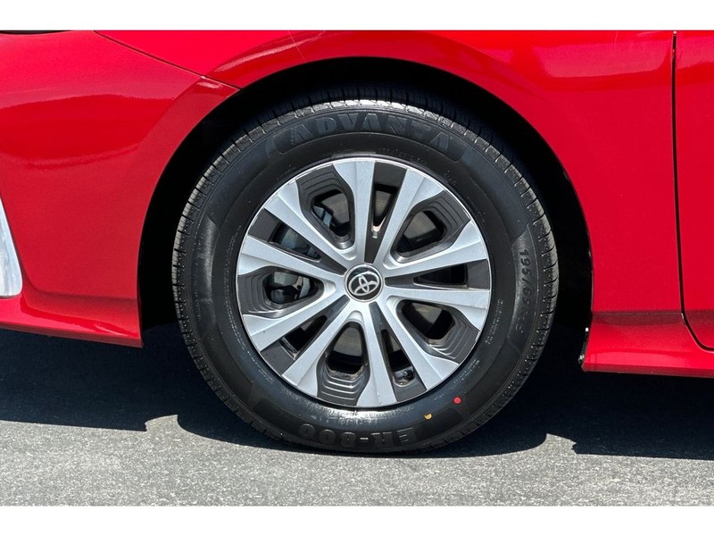 Toyota Prius Prime Vehicle Full-screen Gallery Image 32