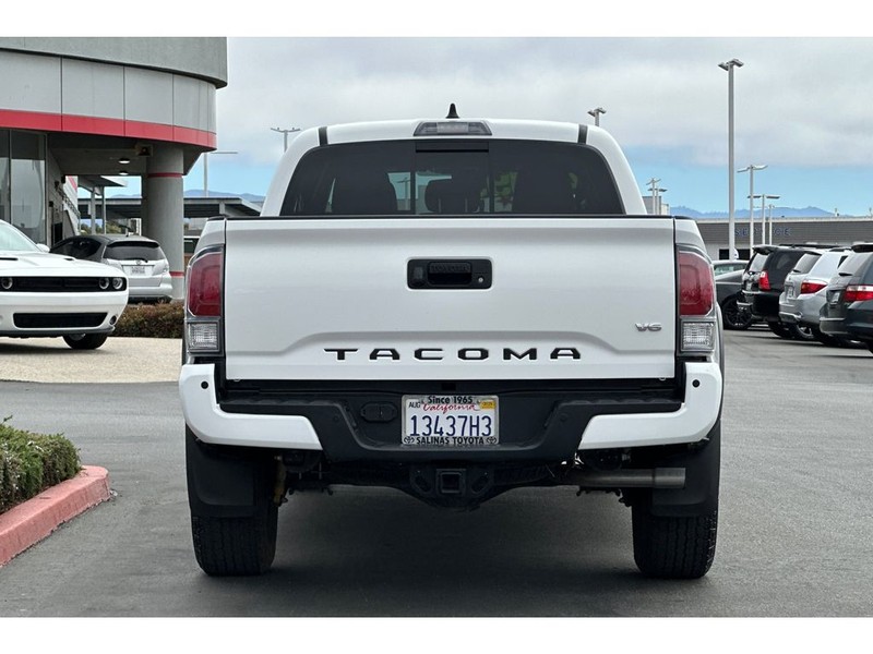 Toyota Tacoma Vehicle Full-screen Gallery Image 05