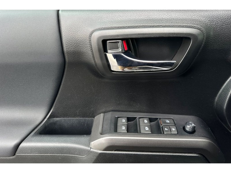 Toyota Tacoma Vehicle Full-screen Gallery Image 11