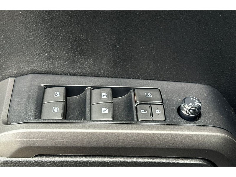 Toyota Tacoma Vehicle Full-screen Gallery Image 12