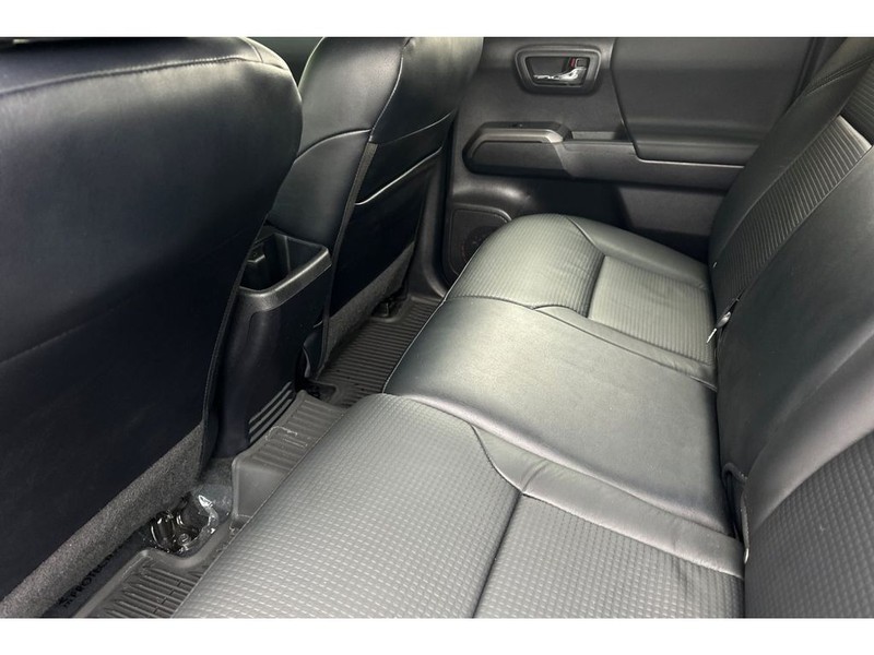 Toyota Tacoma Vehicle Full-screen Gallery Image 13