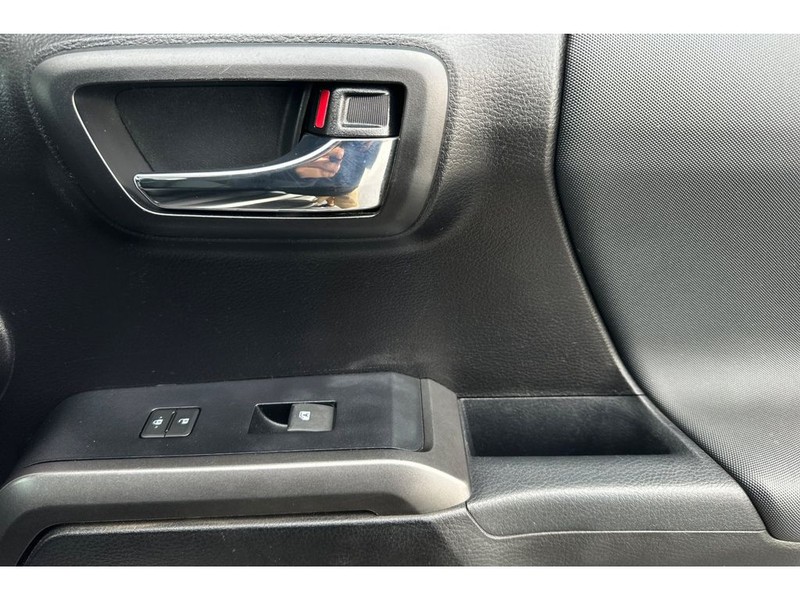 Toyota Tacoma Vehicle Full-screen Gallery Image 18