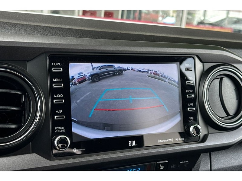 Toyota Tacoma Vehicle Full-screen Gallery Image 22