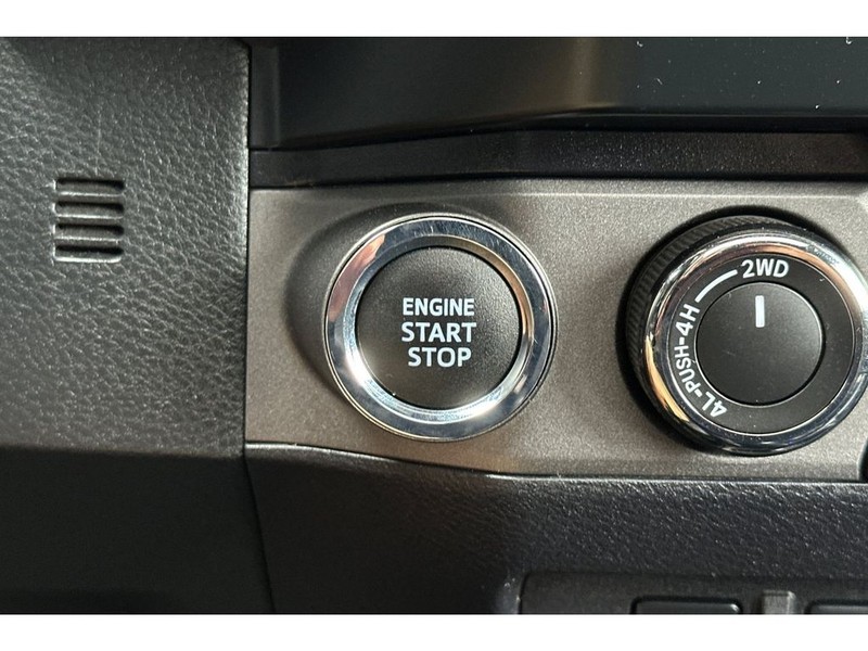 Toyota Tacoma Vehicle Full-screen Gallery Image 25