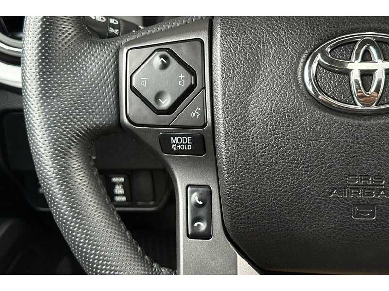 Toyota Tacoma Vehicle Full-screen Gallery Image 27