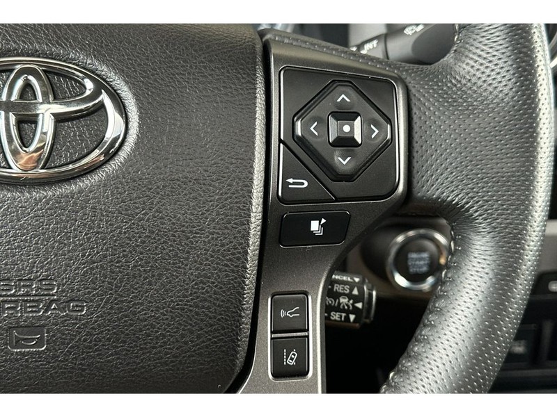 Toyota Tacoma Vehicle Full-screen Gallery Image 28