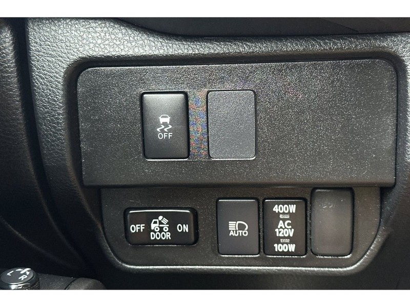Toyota Tacoma Vehicle Full-screen Gallery Image 31
