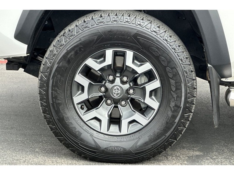 Toyota Tacoma Vehicle Full-screen Gallery Image 32