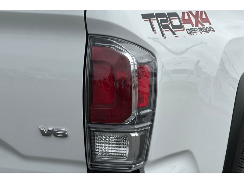 Toyota Tacoma Vehicle Full-screen Gallery Image 33