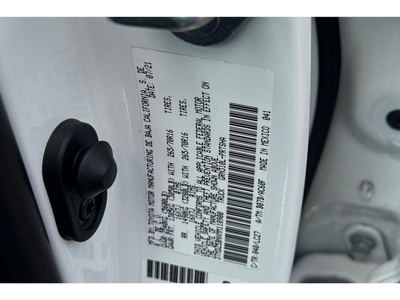 Toyota Tacoma Vehicle Full-screen Gallery Image 34