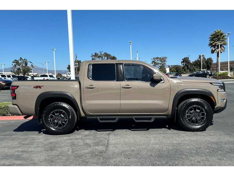 Nissan Frontier Vehicle Full-screen Gallery Image 03