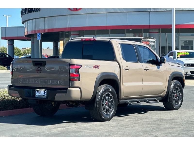 Nissan Frontier Vehicle Full-screen Gallery Image 04