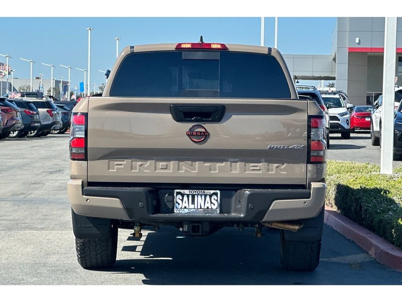 Nissan Frontier Vehicle Full-screen Gallery Image 05