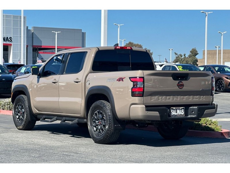 Nissan Frontier Vehicle Full-screen Gallery Image 06