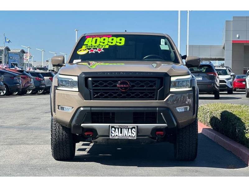 Nissan Frontier Vehicle Full-screen Gallery Image 09