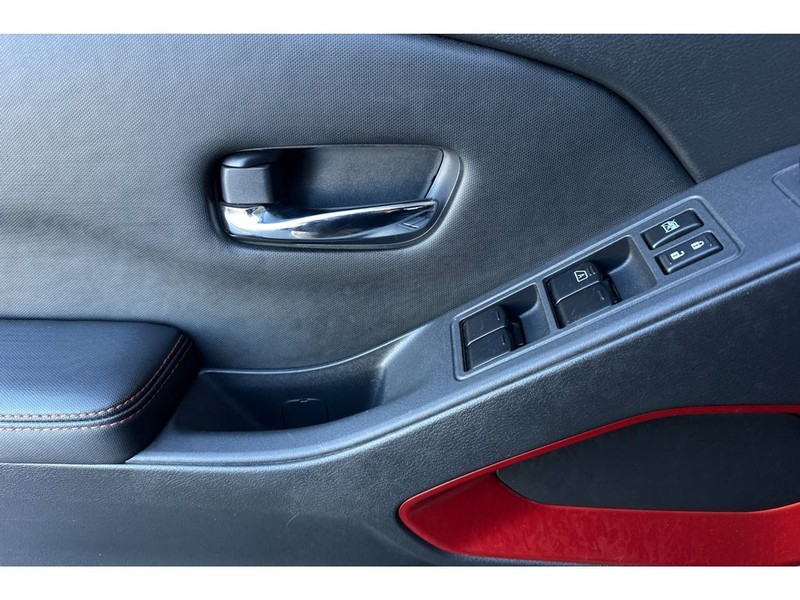 Nissan Frontier Vehicle Full-screen Gallery Image 11