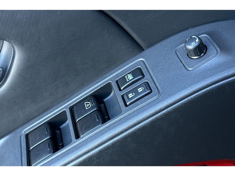 Nissan Frontier Vehicle Full-screen Gallery Image 12