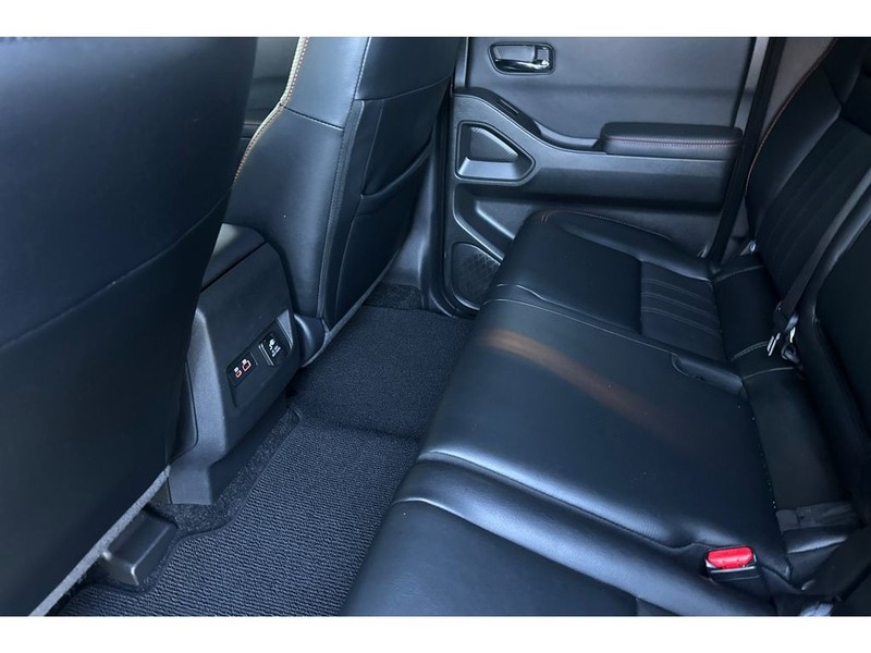 Nissan Frontier Vehicle Full-screen Gallery Image 13