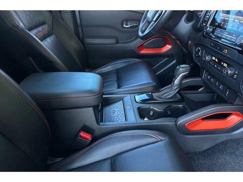Nissan Frontier Vehicle Full-screen Gallery Image 16