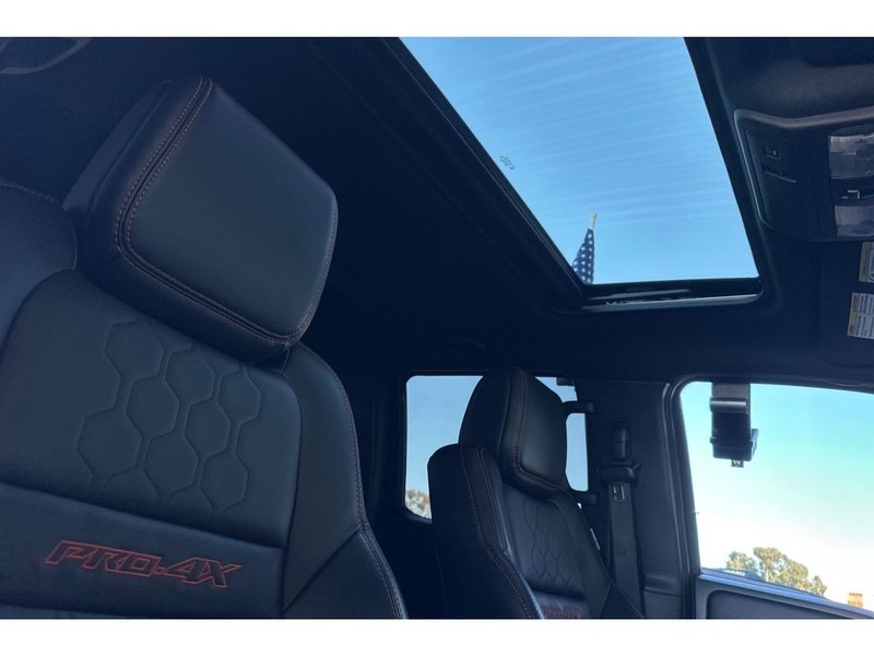 Nissan Frontier Vehicle Full-screen Gallery Image 17