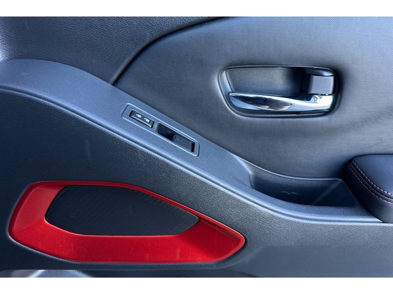 Nissan Frontier Vehicle Full-screen Gallery Image 18