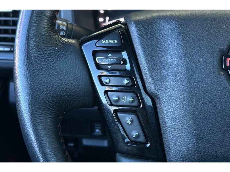 Nissan Frontier Vehicle Full-screen Gallery Image 27