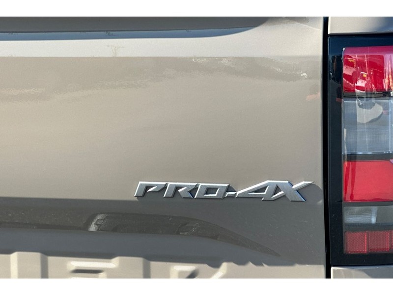 Nissan Frontier Vehicle Full-screen Gallery Image 33