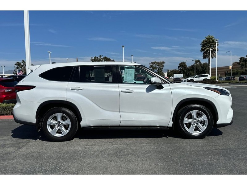Toyota Highlander Vehicle Full-screen Gallery Image 03
