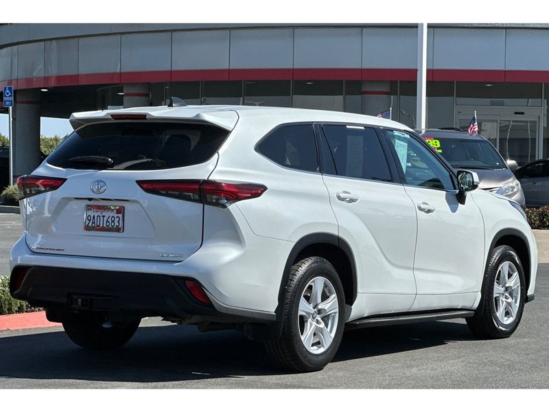 Toyota Highlander Vehicle Full-screen Gallery Image 04