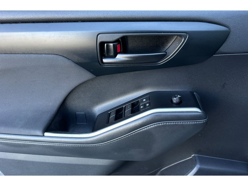 Toyota Highlander Vehicle Full-screen Gallery Image 11