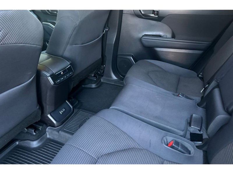 Toyota Highlander Vehicle Full-screen Gallery Image 13