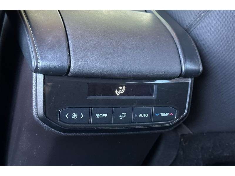 Toyota Highlander Vehicle Full-screen Gallery Image 14